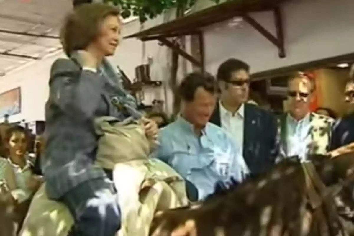 La Reina Sofía montando en burro