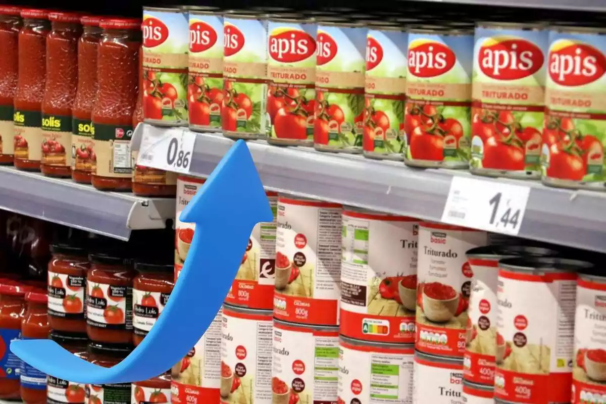 Montaje con una imagen de latas de tomate en un supermercado y una flecha azul hacia arriba