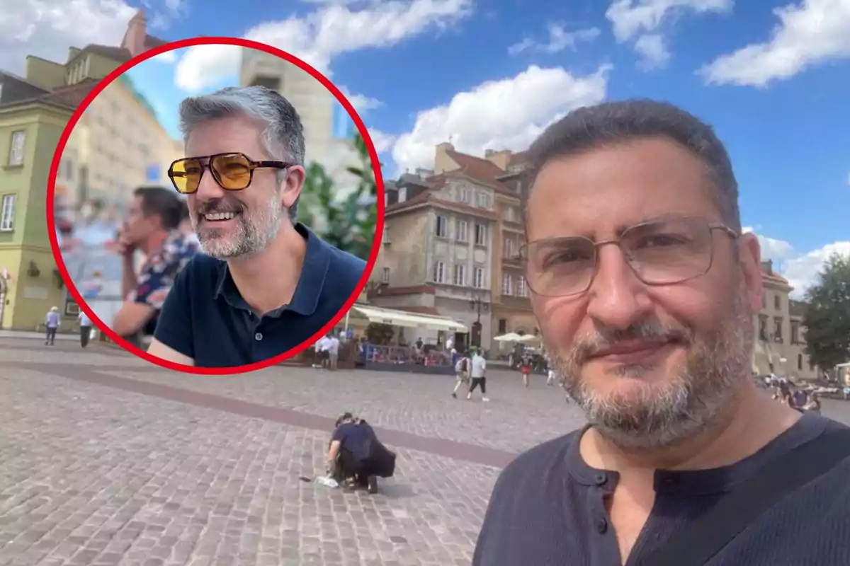 Un hombre con gafas y barba se toma una selfie en una plaza empedrada con edificios antiguos al fondo, mientras en un círculo rojo se muestra otra imagen de él sonriendo y usando gafas de sol.