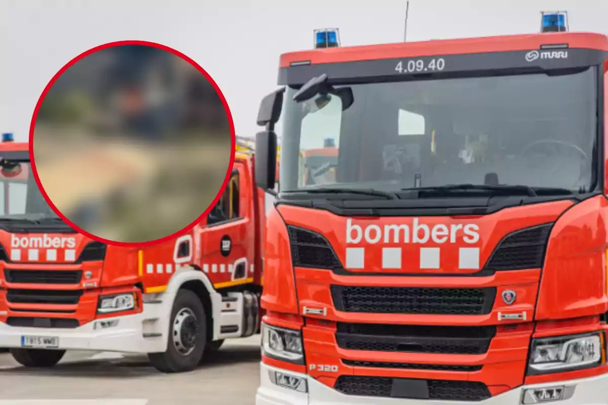 Dos camiones de bomberos rojos con la palabra "bombers" en el frente están estacionados, uno detrás del otro, con una imagen borrosa en un círculo rojo en la esquina superior izquierda.