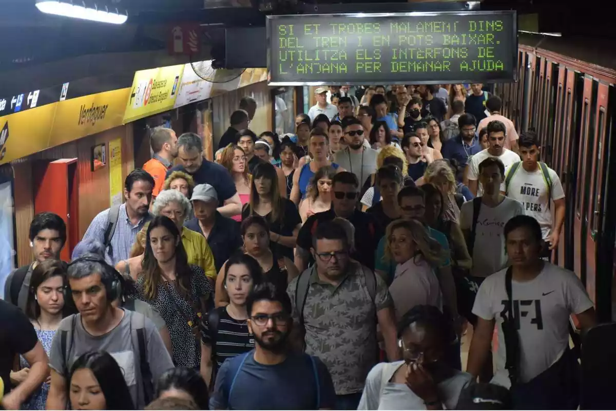Gente en el transporte público en Barcelona