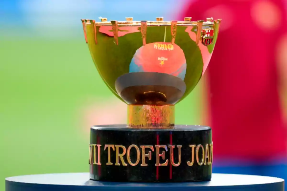 El trofeo que levanta el ganador del Joan Gamper