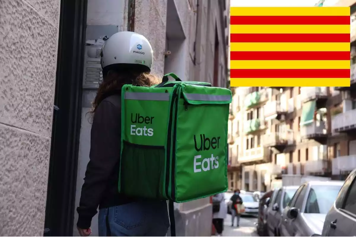 Montaje con una imagen de una repartido de Uber Eats y una bandera catalana en la esquina superior derecha