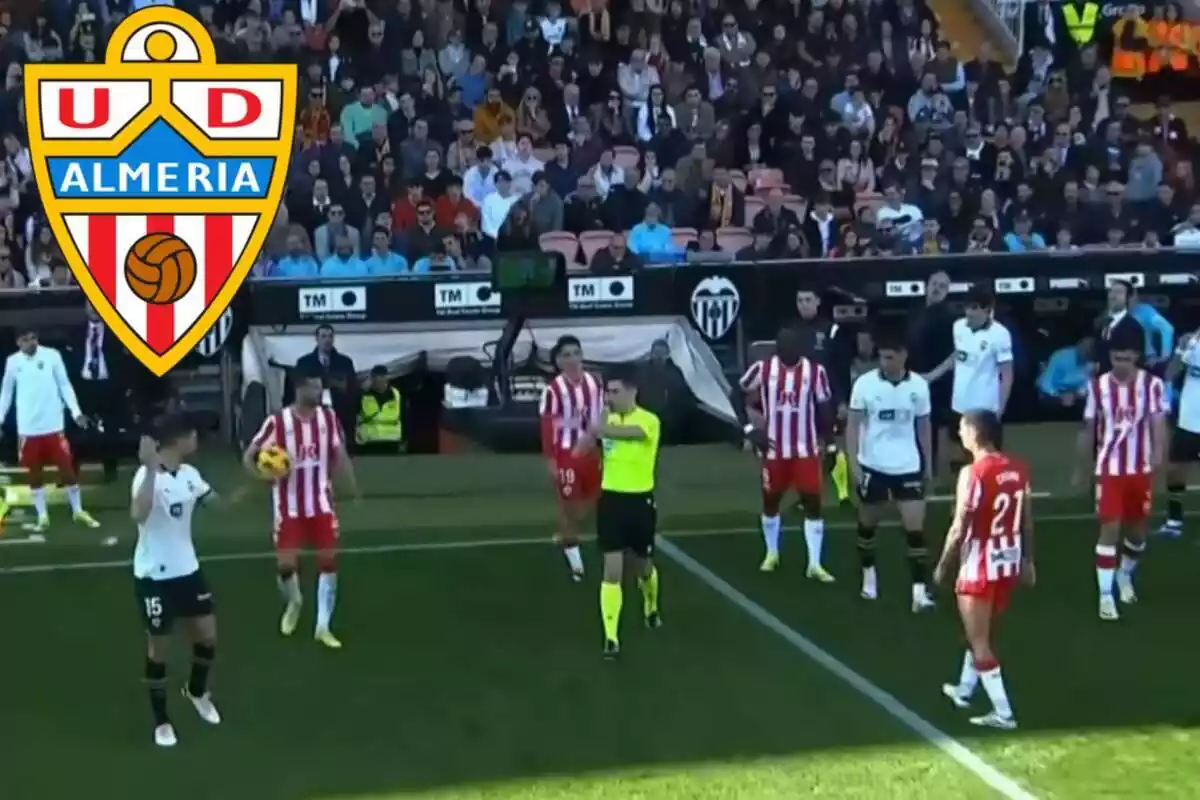 Montaje con una imagen de un partido entre Valencia y Almería con el árbitro señalando una acción. En la esquina superior izquierda, el escudo de la UD Almería