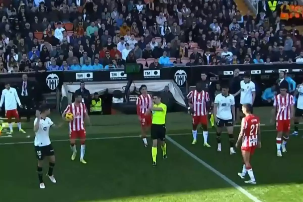 Jugadores de la UD Almería discutiendo una decisión arbitral durante un partido contra el Valencia
