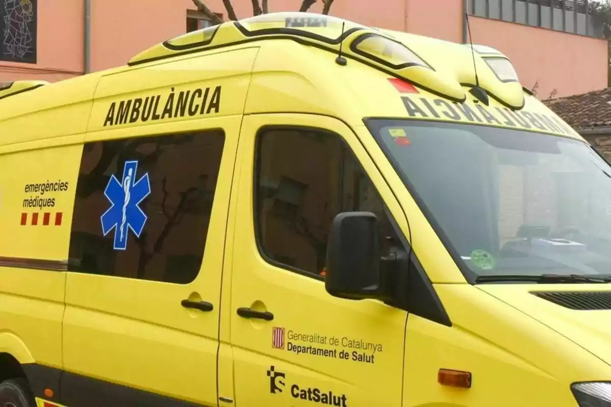 Una ambulancia amarilla con inscripciones en catalán del servicio de emergencias médicas de la Generalitat de Catalunya.