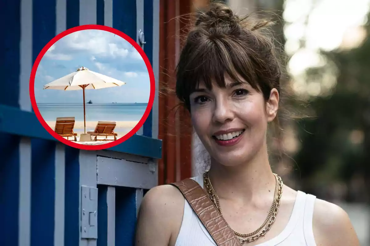 Una mujer sonriente con el cabello recogido y una camiseta blanca está de pie frente a una estructura azul y blanca, mientras que en un círculo rojo se muestra una imagen de una playa con dos sillas de madera y una sombrilla blanca.