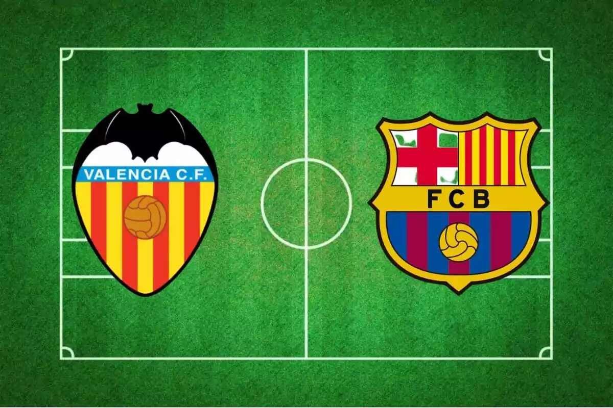 Montaje con los escudos del Valencia CF y del FC Barcelona en un campo de fútbol