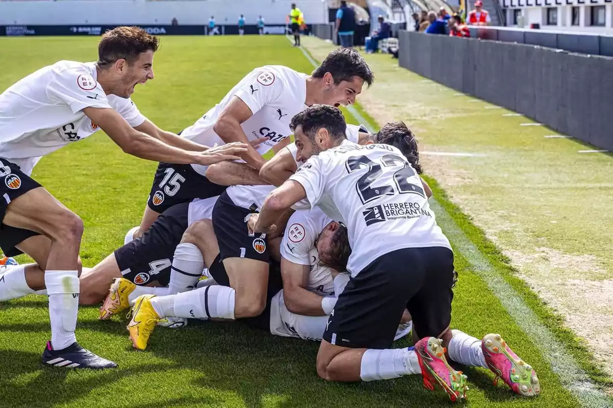 Jugadores del Valencia Mestalla celebrando un gol