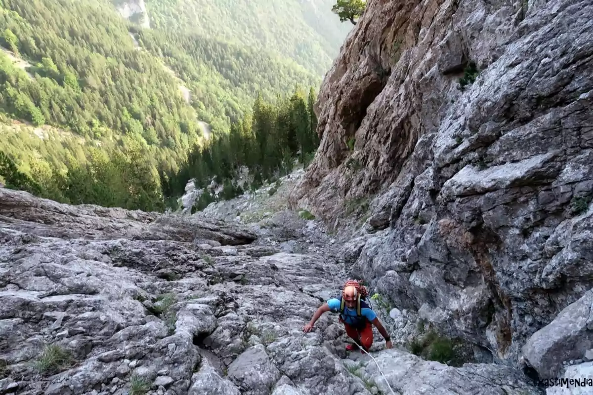 Un hombre haciendo la vía de escalada d'Estasen en Pedraforca