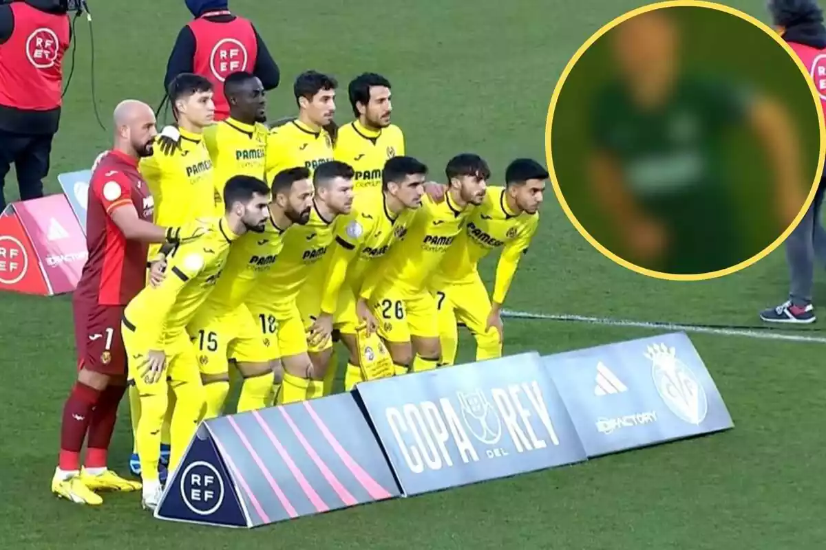 Montaje con una imagen del 11 inicial del Villarreal durante un partido de Copa del Rey. En la esquina superior derecha, dentro de un círculo y difuminada, imagen del futbolista referenciado en la noticia