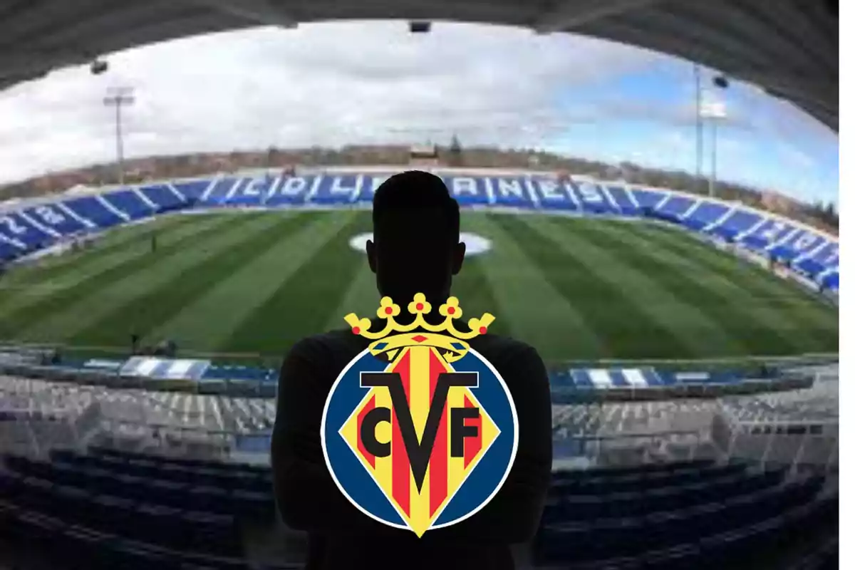 Persona con el logo del Villarreal CF en un estadio de fútbol.
