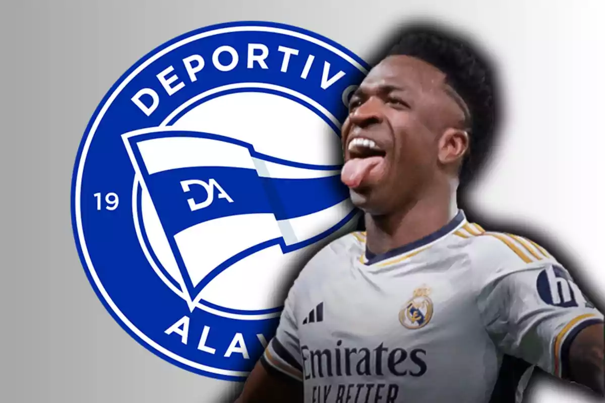 Vinicius celebrando frente al logo del Deportivo Alavés.