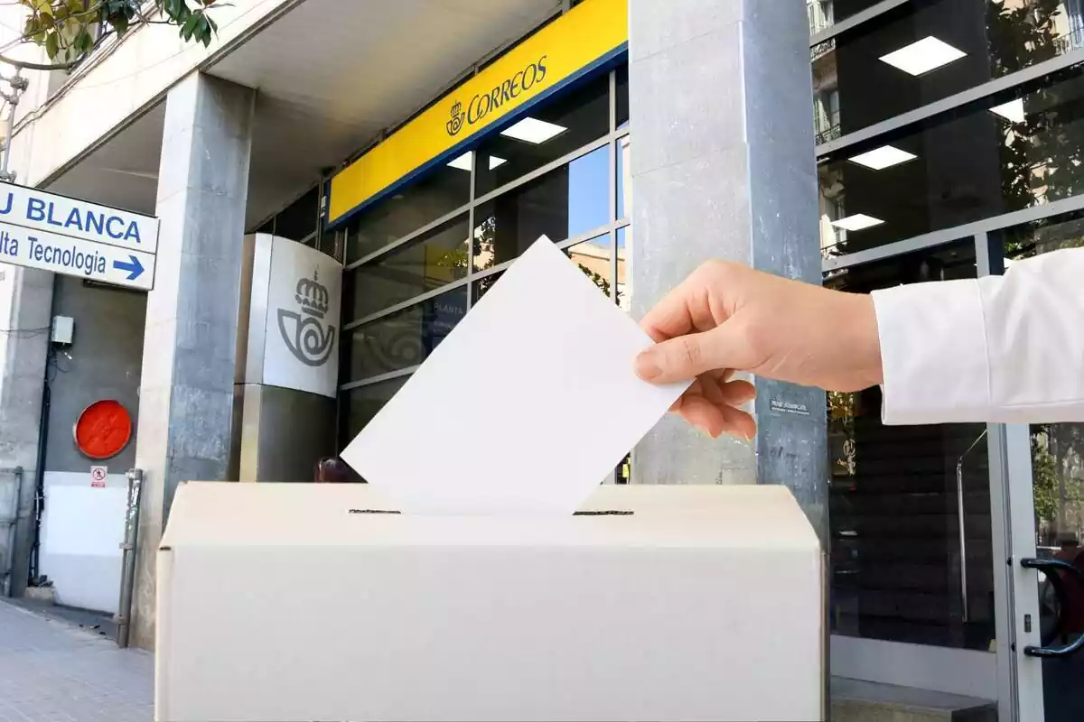 Montaje con una imagen de una oficina de Correos de fondo. En primer término una persona introduciendo un voto en una urna