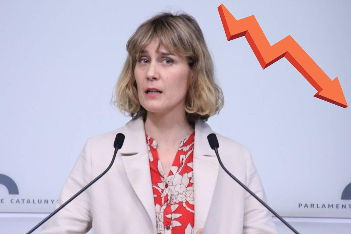Montage donde sale Jéssica Albiach en una rueda de prensa en el Parlament de Catalunya con una flecha roja hacía abajo arriba a la derecha