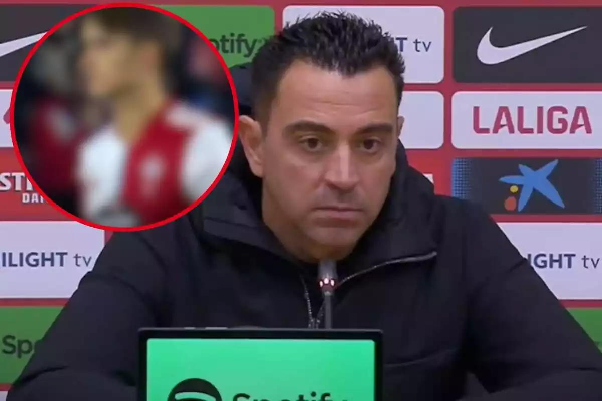 Montaje con una imagen de Xavi Hernández en rueda de prensa y en la esquina superior izquierda, dentro de un círculo y difuminado, el jugador del que habla la noticia