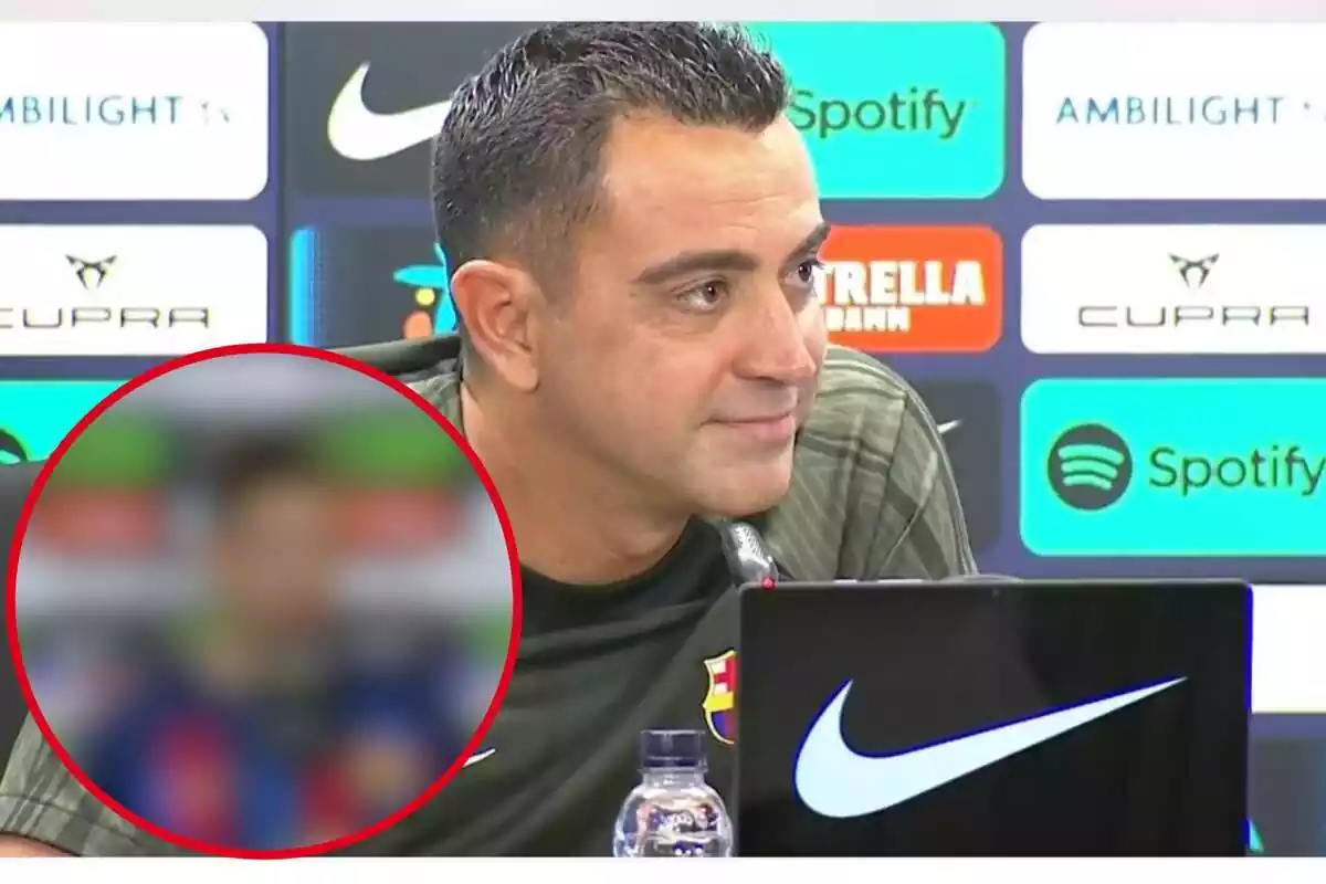 Montaje con una imagen de Xavi Hernández en rueda de prensa con el Barça. En la esquina inferior izquierda, dentro de un círculo, el futbolista referenciado en la noticia