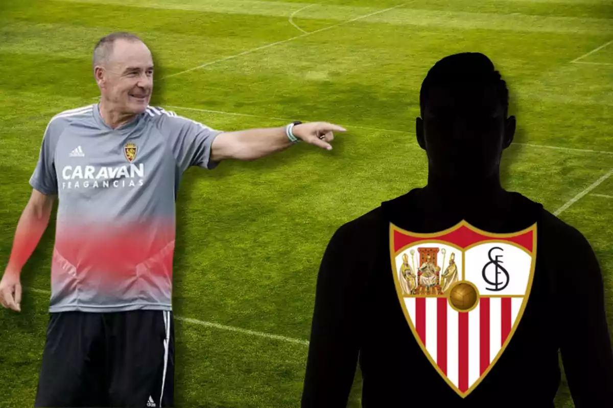 Un entrenador de fútbol señalando a un jugador con el escudo del Sevilla FC en el pecho sobre un campo de fútbol.